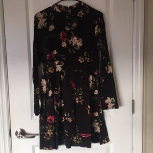Flower printed black dress. SIZE Medium.